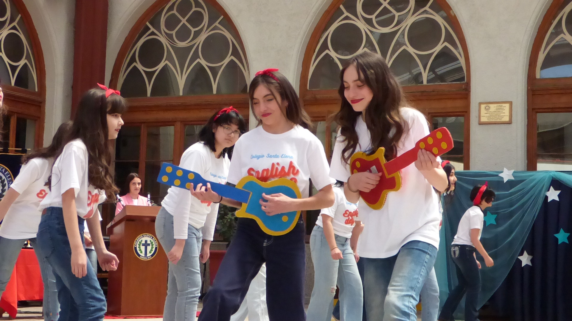 Celebrando el English Day en el Colegio Santa Elena: Un Día de Amor, Alegría y Aprendizaje